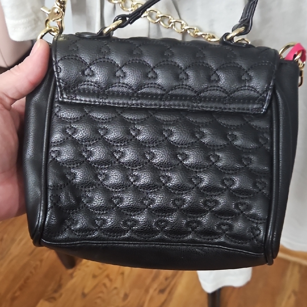 Chic Black Quilted Crossbody Bag with Gold Accents - Picture 15 of 16